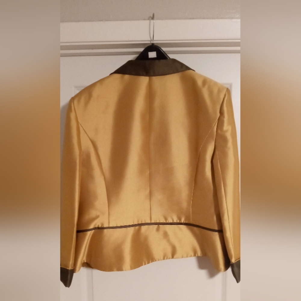 Lilly&Taylor 2 Piece Skirt and Jacket Size Women 22 Gold - Picture 2 of 8
